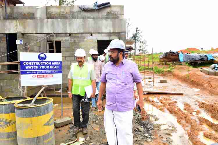 എല്‍സ്റ്റണിലെ നിര്‍മ്മാണ പ്രവര്‍ത്തനങ്ങള്‍ റവന്യൂ-ഭവന നിര്‍മ്മാണ വകുപ്പ് മന്ത്രി കെ രാജന്‍. വിലയിരുത്തുന്നു
