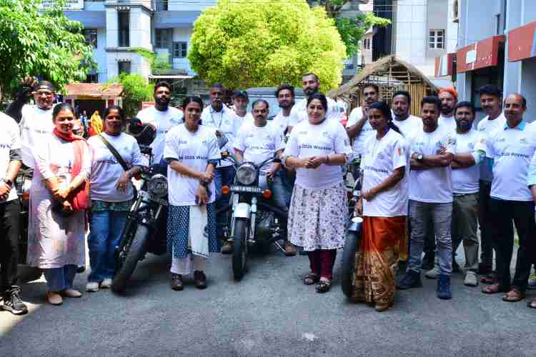 എൻ്റെ വോട്ട് എൻ്റെ ശബ്ദം എന്ന സന്ദേശവുമായി സ്വീപ്പിൻ്റെ ആഭിമുഖ്യത്തിൽ സംഘടിപ്പിച്ച ബൈക്ക് റാലിക്ക്  കളക്ടറേറ്റിൽ അസിസ്റ്റന്റ് കളക്ടർ പി.പി.അർച്ചന സ്വീകരണം നൽകി സംസാരിക്കുന്നു 