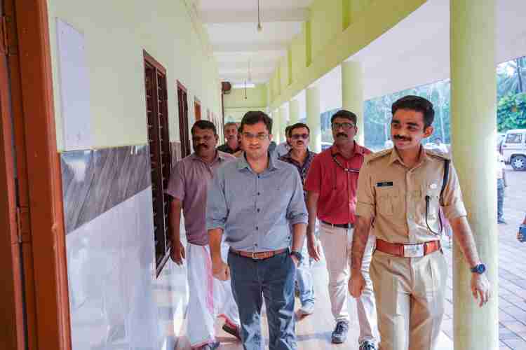 നിയമസഭ തിരഞ്ഞെടുപ്പിന്റെ ഭാഗമായി കൊടുവള്ളി കെ എം ഒ സ്കൂളിലെ വോട്ടെണ്ണൽ കേന്ദ്രങ്ങളും സ്ട്രോംഗ് റൂമുകളും  ജില്ലാ കളക്ടർ സ്‌നേഹിൽ കുമാർ സിംഗ് സന്ദർശിക്കുന്നു