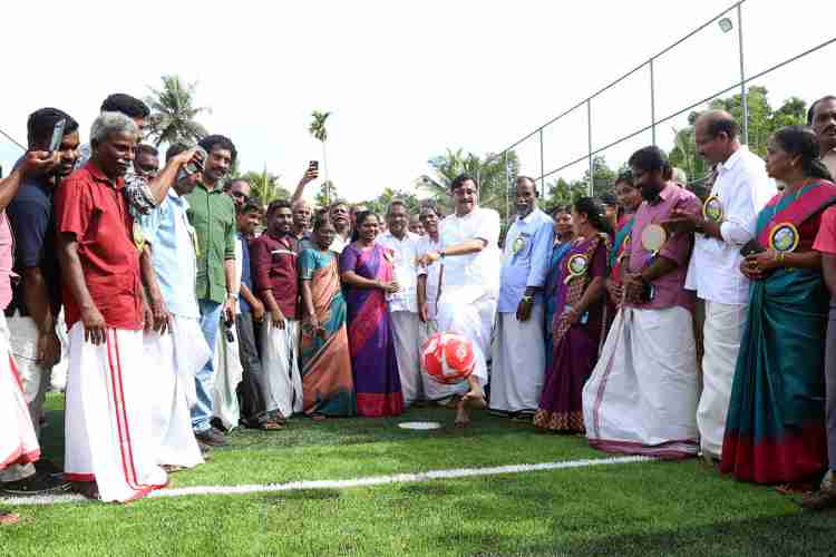 വൈക്കം അക്കരപ്പാടം ഗവൺമെൻറ് യു.പി സ്‌കൂളിൽ നിർമാണം പൂർത്തിയായ ഫുട്‌ബോൾ ടർഫ് മന്ത്രി വി. അബ്ദുറഹിമാൻ ഉദ്ഘാടനം ചെയ്യുന്നു