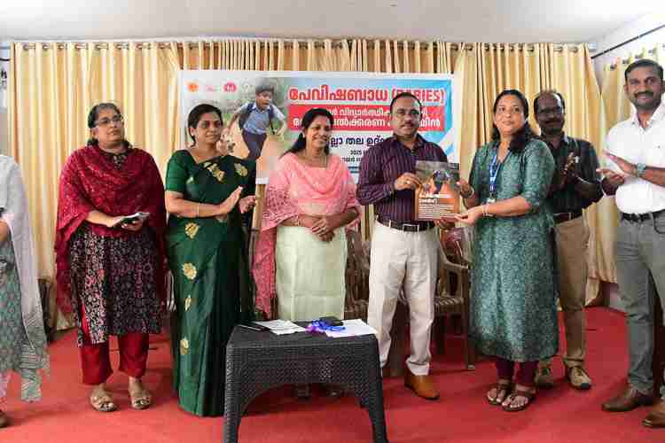 പേവിഷബാധയ്ക്കെതിരേ സ്‌കൂൾ കുട്ടികൾക്കായുള്ള ബോധവൽകരണ കാമ്പയിന്റെ കോട്ടയം ജില്ലാതല ഉദ്ഘാടനം ഗവ. മോഡൽ ഹൈസ്‌കൂളിൽ ജില്ലാ കളക്ടർ ജോൺ വി. സാമുവൽ ഉദ്ഘാടനം ചെയ്യുന്നു.