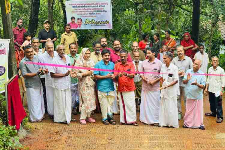 അരിക്കൽ മീത്തൽ ഗാന്ധി റോഡ് ചേളന്നൂർ ബ്ലോക്ക് പഞ്ചായത്ത് പ്രസിഡന്റ് കെ പി സുനിൽകുമാർ ഉദ്ഘാടനം ചെയ്യുന്നു