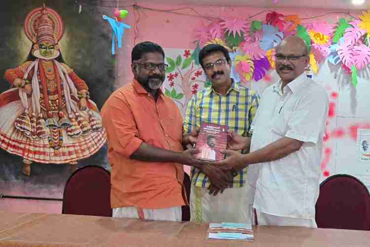 പുസ്തകങ്ങളുടെ വിതരണോദ്ഘാടനം ഡെപ്യൂട്ടി സ്പീക്കര്‍ ചിറ്റയം ഗോപകുമാര്‍ നിര്‍വഹിക്കുന്നു