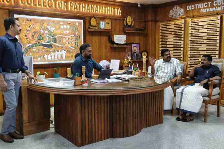 ജില്ലാ കലക്ടറുടെ ചേംബറില്‍ ചേര്‍ന്ന വനംവകുപ്പിന്റെ ജില്ലാതല നിയന്ത്രണ സമിതി യോഗം