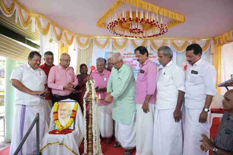 കൊടുമണ്ണിലെ കുപ്പടം ഖാദി നെയ്ത്ത് കേന്ദ്രത്തിന്റെ ഉദ്ഘാടനം ഖാദി ഗ്രാമവ്യവസായ ബോര്‍ഡ് വൈസ് ചെയര്‍മാന്‍ പി. ജയരാജന്‍ നിര്‍വഹിക്കുന്നു