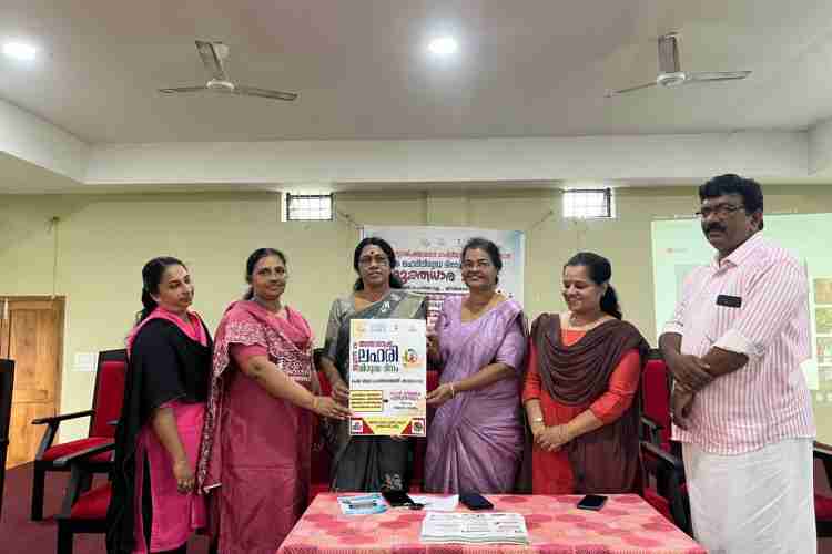 ലഹരി വിരുദ്ധദിനാചരണത്തിന്റെ ഉദ്ഘാടനം കോഴഞ്ചേരി സര്‍ക്കാര്‍ ഹൈസ്‌കൂളില്‍ ബ്ലോക്ക് പഞ്ചായത്ത് പ്രസിഡന്റ്  ജെ ഇന്ദിരാദേവി നിര്‍വഹിക്കുന്നു