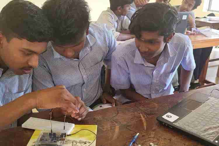 റോബോട്ടിക്സ് പരിശീലനത്തിൽ ഏർപ്പെട്ടിരിക്കുന്ന വിദ്യാർഥികൾ