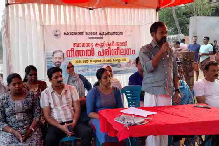 കുട്ടികൾക്കായി ആരംഭിച്ച നീന്തൽ പരിശീലനം നഗരസഭ ചെയർപേഴ്സൺ യു കെ ചന്ദ്രൻ ഉദ്ഘാടനം ചെയ്യുന്നു