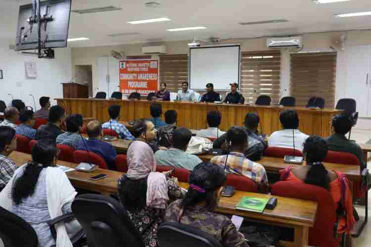ജില്ലയിലെ തദ്ദേശ സ്വയംഭരണ സ്ഥാപനങ്ങളിലെ ഉദ്യോഗസ്ഥര്‍ക്കായി ഹീറ്റ് ആക്ഷന്‍ പ്ലാന്‍, മഴക്കാല മുന്നൊരുക്കം എന്നിവയില്‍ സംഘടിപ്പിച്ച പരിശീലനം ഡിസാസ്റ്റര്‍ മാനേജ്‌മെന്റ് ഡെപ്യൂട്ടി കലക്ടര്‍ എം സാജിദ് ഉദ്ഘാടനം ചെയ്യുന്നു