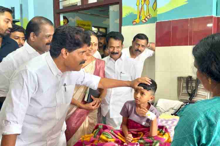 ബത്തേരി താലൂക്ക് ആശുപത്രിയിൽ ചികിത്സയിൽ കഴിയുന്ന കോളിയാടി മാര്‍ ബസേലിയോസ് എ.യു.പി സ്‌കൂളിലെ വിദ്യാര്‍ത്ഥികളെ കൃഷി വകുപ്പ് മന്ത്രി ടി സിദ്ധിഖ് സന്ദർശിക്കുന്നു