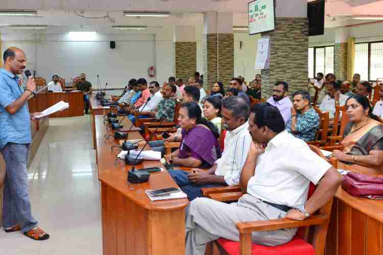 ഇന്‍സിഡന്റ് റെസ്‌പോണ്‍സ് സിസ്റ്റം സംബന്ധിച്ച് കളക്ടറേറ്റില്‍ സംഘടിപ്പിച്ച ജില്ലാതല ഉദ്യോഗസ്ഥര്‍ക്കുള്ള പരിശീലനത്തില്‍ ഡിസാസ്റ്റര്‍ മാനേജ്‌മെന്റ് ഡെപ്യൂട്ടി തഹസില്‍ദാര്‍ എം.സി രാകേഷ് ക്ലസെടുക്കുന്നു