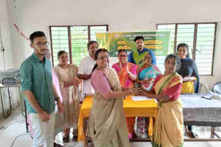 കണ്ണൂർ കോർപറേഷൻ പൊതുമരാമത്തു സ്ഥിരസമിതി അധ്യക്ഷ വി കെ  ശ്രീലത തൈകൾ വിതരണം ചെയ്യുന്നു