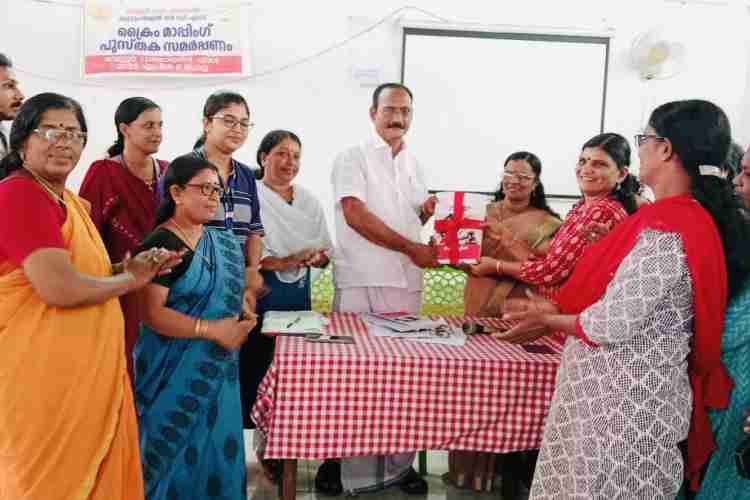 ക്രൈം മാപ്പിങ് പുസ്തകപ്രകാശനം ഓമല്ലൂര്‍ പഞ്ചായത്ത് പ്രസിഡന്റ് അഡ്വ. ജോണ്‍സണ്‍ വിളവിനാല്‍ നിര്‍വഹിക്കുന്നു