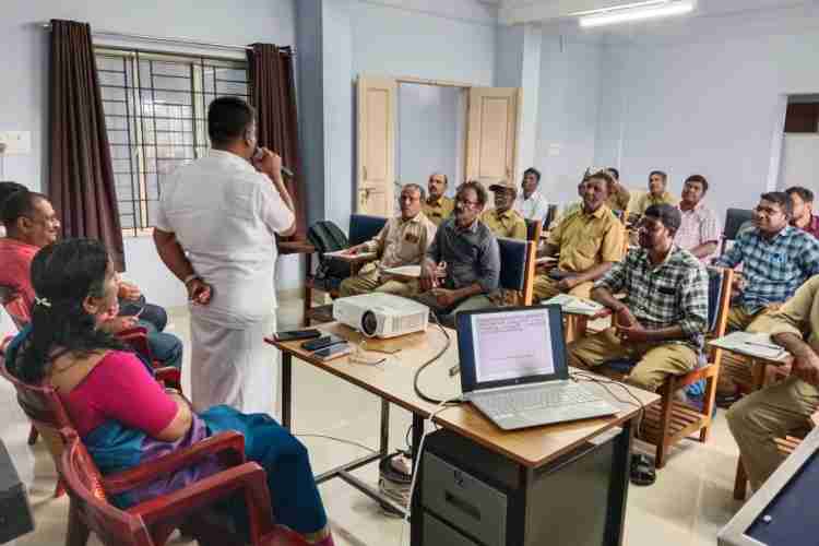 തെരുവു നായ്ക്കളെ പിടികൂടുന്നതിന് കണ്ണൂർ കോര്‍പ്പറേഷന്‍ നിയോഗിച്ച കണ്ടിജന്റ് ജീവനക്കാരോട് കോര്‍പ്പറേഷന്‍ മേയര്‍  മുസ്ലിഹ് മഠത്തില്‍ സംസാരിക്കുന്നു