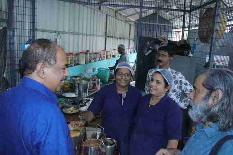 തലശ്ശേരി സുഭിക്ഷ കഫെ സന്ദര്‍ശിച്ച  ഭക്ഷ്യ വകുപ്പ് മന്ത്രി ജി  ആര്‍ അനില്‍ ജീവനക്കാരോട് സംസാരിക്കുന്നു