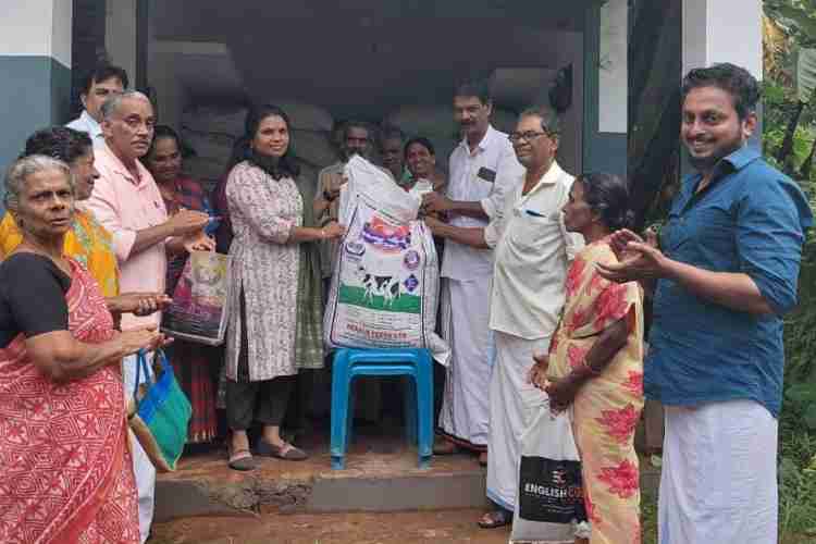 കറവപ്പശു സബ്സിഡി കാലിത്തീറ്റ വിതരണം പാട്യം പഞ്ചായത്ത് പ്രസിഡന്റ് എൻ വി ഷിനിജ നിർവഹിക്കുന്നു