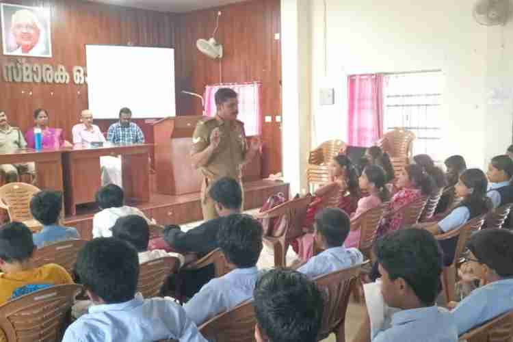 ദുരന്ത നിവാരണ  അതോറിറ്റിയും കണിച്ചാർ പഞ്ചായത്തും  കുട്ടികൾക്കായി സംഘടിപ്പിച്ച ദുരന്തനിവാരണ പരിശീല ക്യാമ്പിൽ നിന്ന്