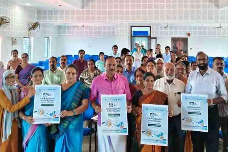 മാലിന്യമുക്തം രോഗമുക്തം - കാമ്പയിൻ്റെ ഭാഗമായി തയ്യാറാക്കിയ പോസ്റ്ററിന്റെ പ്രകാശനം ജില്ലാ പഞ്ചായത്ത് പ്രസിഡന്റ് അഡ്വ കെ കെ രത്നകുമാരി നിർവഹിക്കുന്നു