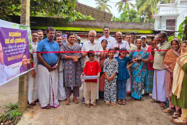 ഒളവണ്ണ ഗ്രാമപഞ്ചായത്തിൽ പ്രവൃത്തി പൂർത്തീകരിച്ച ചെറുവത്ത് റോഡ് പിടിഎ റഹീം എംഎൽഎ ഉദ്ഘാടനം ചെയ്യുന്നു