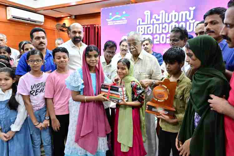 പീപ്പിൾസ് മിഷ്യൻ ഫോർ സോഷ്യൽ ഡെവലപ്മെ മെന്റ് ഏർപ്പെടുത്തിയ പീപ്പിൾസ് . അവാർഡ് വിതരണം കഥാകൃത്ത് ടി പത്മനാഭൻ സിനിമ നടൻ ഇന്ദ്രൻസ് എന്നിവർ ചേർന്ന് നിർവ്വഹിക്കുന്നു