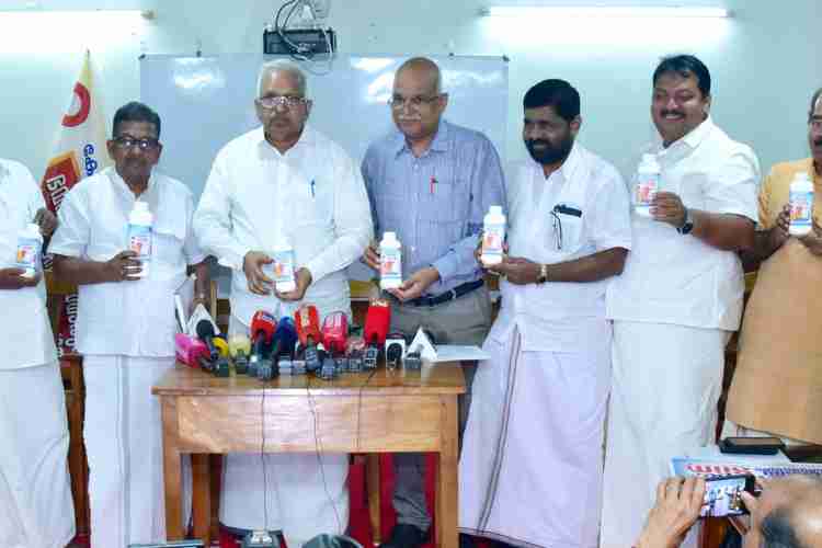 പാട്യം സൂപ്പർ സ്റ്റിഫിയുടെ വിപണനോദ്ഘാടനം കണ്ണൂർ റസ്റ്റ് ഹൗസിൽ നടന്ന ചടങ്ങിൽ ഖാദി ബോർഡ് വൈസ് ചെയർമാൻ പി ജയരാജൻ നിർവ്വഹിക്കുന്നു