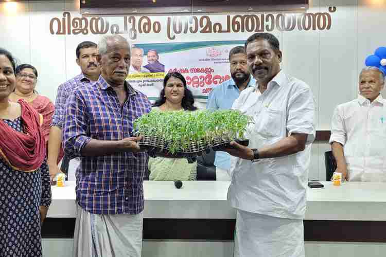 വിജയപുരം ഗ്രാമപഞ്ചായത്തിന്റെയും കൃഷിഭവന്റെയും നേതൃത്വത്തിൽ സംഘടിപ്പിച്ച ഞാറ്റുവേലച്ചന്തയിൽ ഗ്രാമപഞ്ചായത്ത് പ്രസിഡന്റ് വി.റ്റി. സോമൻകുട്ടി പച്ചക്കറി തൈകൾ വിതരണം ചെയ്യുന്നു.