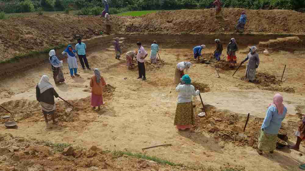 തൊഴിലുറപ്പ് പദ്ധതിയുടെ നേതൃത്വത്തില് കൊല്ലങ്കോട് പഞ്ചായത്തില് നിര്മ്മിക്കുന്ന കുളം.