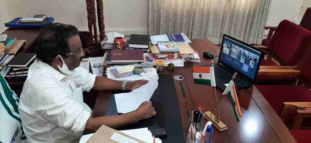 പാലക്കാട് ഗവ. മെഡിക്കല്‍ കോളേജിലെ ആര്‍.ടി.പി.സി.ആര്‍ സംവിധാനത്തിന്റെ ഉദ്ഘാടനം മന്ത്രി എ.കെ ബാലന്‍ സൂം മീറ്റിംഗിലൂടെ നിര്‍വഹിക്കുന്നു.    