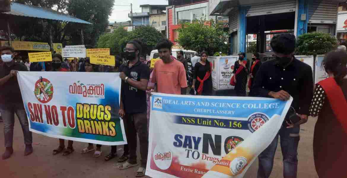 പാലക്കാട് ജില്ലാ വിമുക്തിയുടെ നേതൃത്വത്തില്‍ ലഹരി വിരുദ്ധ ഓണം പരിപാടിയുടെ ഭാഗമായി സംഘടിപ്പിച്ച ബോധവത്ക്കരണത്തില്‍നിന്ന്