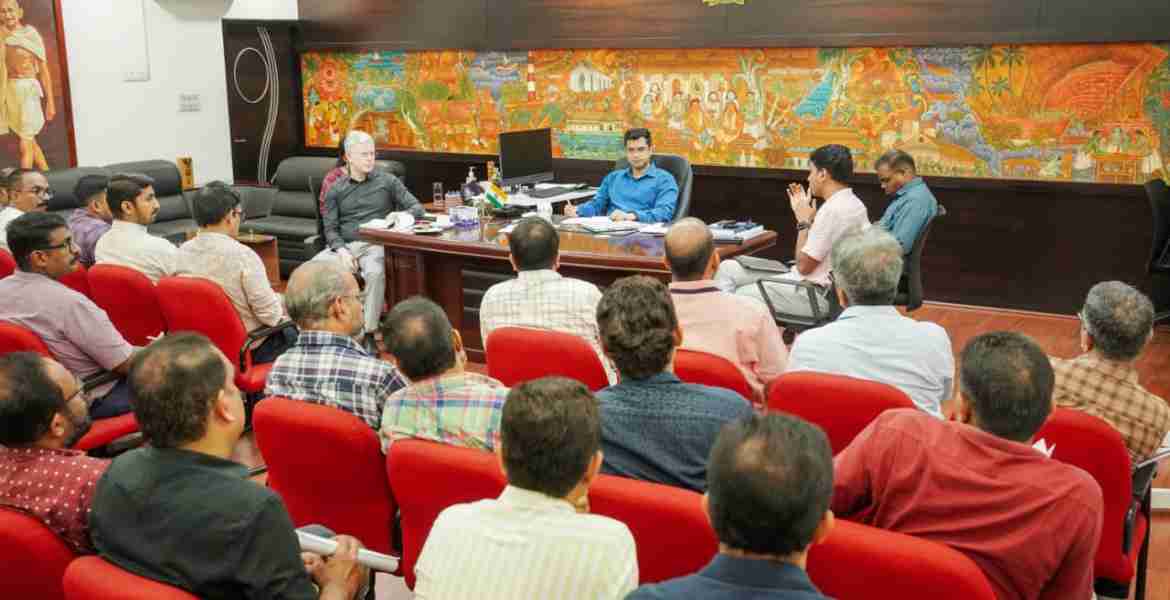 നിയമസഭ തിരഞ്ഞെടുപ്പുമായി ബന്ധപ്പെട്ട ഒരുക്കങ്ങള്‍ വിലയിരുത്തുന്നതിനും അന്തിമഘട്ട തയാറെടുപ്പുകള്‍ നടത്തുന്നതിനുമായി ജില്ലാ കലക്ടര്‍ സ്‌നേഹില്‍ കുമാര്‍ സിങ്ങിന്റെ അധ്യക്ഷതയില്‍ ചേര്‍ന്ന വരണാധികാരികളുടെയും നോഡല്‍ ഓഫീസര്‍മാരുടെയും യോഗം