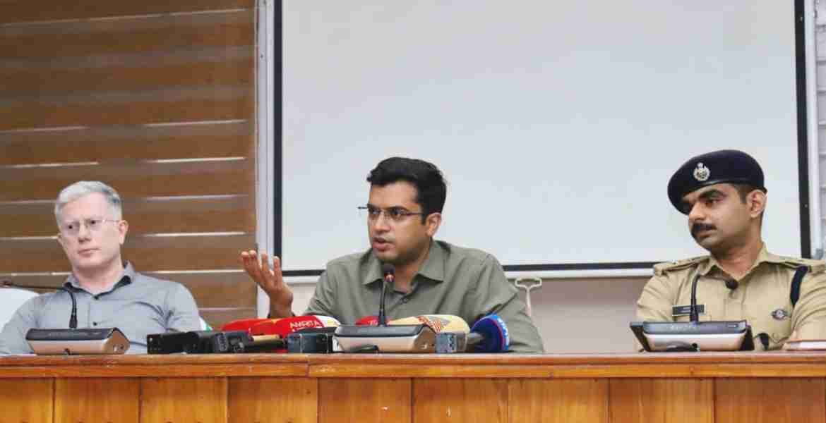 നിയമസഭാ തിരഞ്ഞെടുപ്പുമായി ബന്ധപ്പെട്ട് കലക്ടറേറ്റ് കോണ്‍ഫറന്‍സ് ഹാളില്‍ ജില്ലാ കലക്ടര്‍ സ്‌നേഹില്‍ കുമാര്‍ സിങ് നടത്തിയ വാര്‍ത്താ സമ്മേളനം