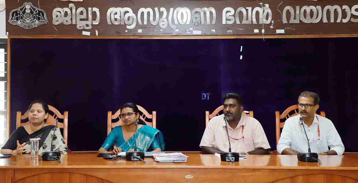 സെൻസസിന് മുന്നോടിയായി കളക്ടറേറ്റ് എ.പി.ജെ ഹാളിൽ നടന്ന ജില്ലാതല ഉദ്യോഗസ്ഥരുടെ പരിശീലനത്തിന്റെ സമാപന സെഷൻ ജില്ലാ കളക്ടർ ഡി.ആർ മേഘശ്രീ ഉദ്ഘാടനം ചെയ്യുന്നു