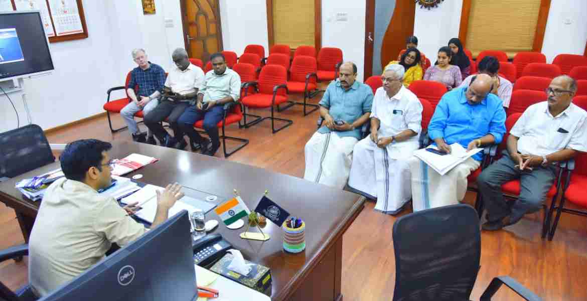 നിയമസഭ തിരഞ്ഞെടുപ്പിന് മുന്നോടിയായി ജില്ലാ കലക്ടര്‍ സ്‌നേഹില്‍ കുമാര്‍ സിങ്ങിന്റെ അധ്യക്ഷതയില്‍ ചേര്‍ന്ന  രാഷ്ട്രീയ പാര്‍ട്ടി പ്രതിനിധികളുടെ യോഗം