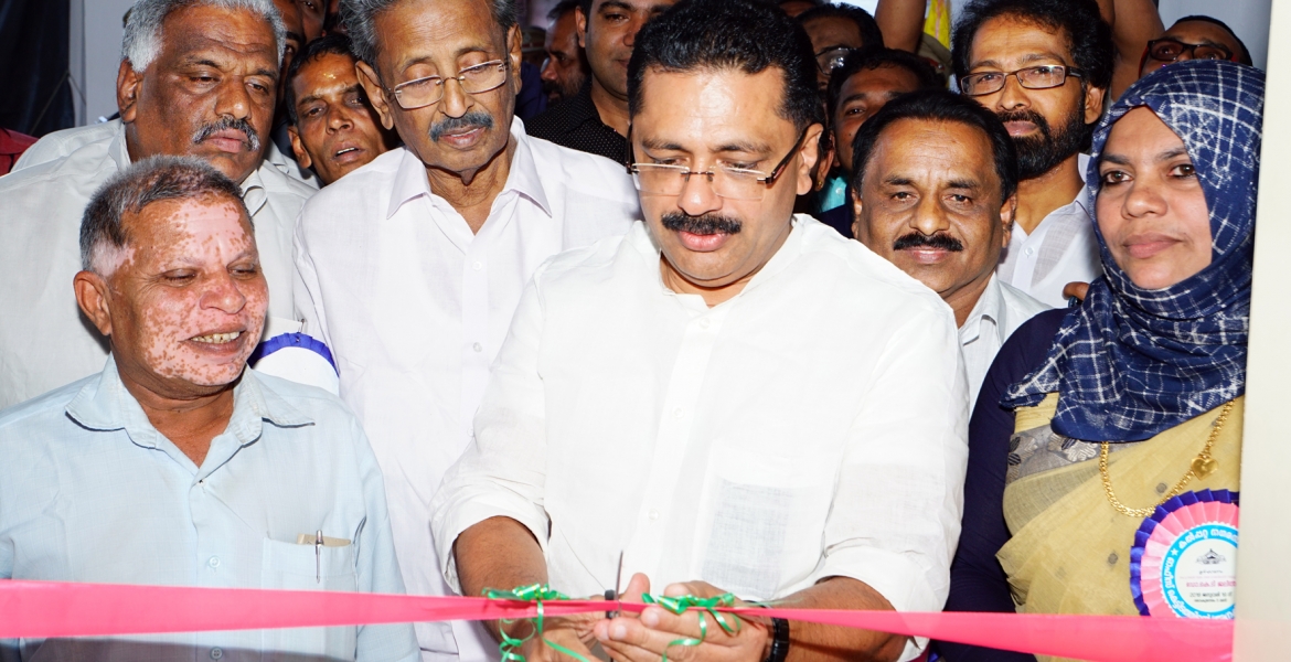 കല്‍പ്പറ്റ നഗരസഭയ്ക്ക് പുതുതായി നിര്‍മിച്ച ഓഫീസ് കെട്ടിടത്തിന്റെ ഉദ്ഘാടനം തദ്ദേശ സ്വയംഭരണ വകുപ്പുമന്ത്രി ഡോ. കെ.ടി.ജലീല്‍ നിര്‍വഹിക്കുന്നു.  