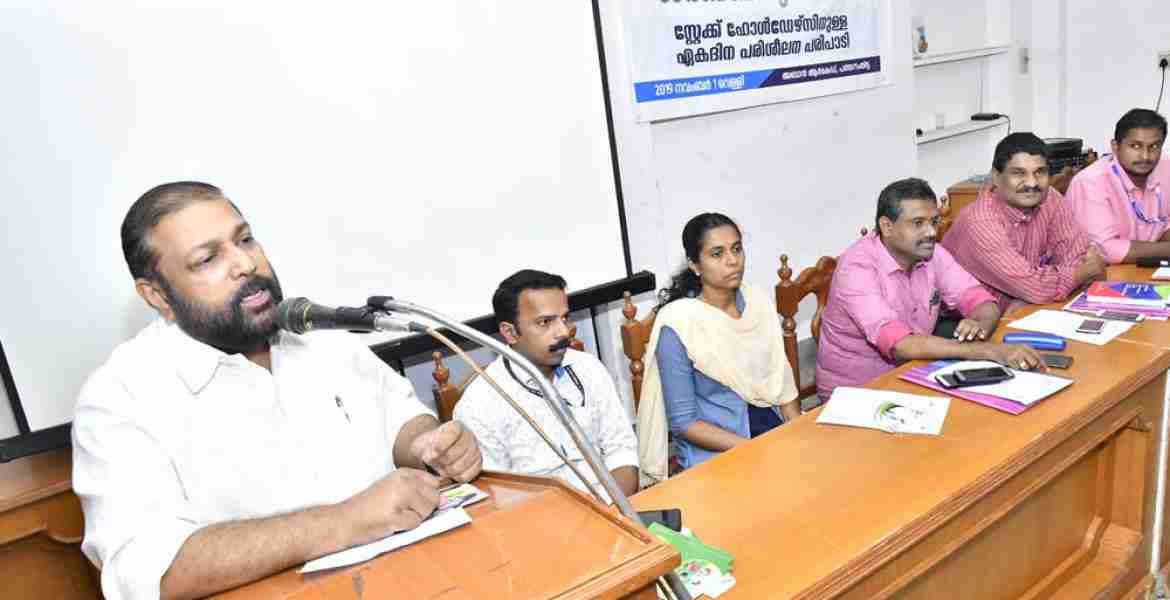 വനിതാ ശിശുവികസന വകുപ്പ്-ജില്ലാ ശിശുസംരക്ഷണ യൂണിറ്റിന്റെ ആഭിമുഖ്യത്തില്‍ പത്തനംതിട്ടയില്‍ നടത്തിയ പരിശീലനം ജില്ലാ പഞ്ചായത്ത് വൈസ് പ്രസിഡന്റ് ജോര്‍ജ്ജ് മാമ്മന്‍ കൊണ്ടൂര്‍ ഉദ്ഘാടനം ചെയ്യുന്നു. 
