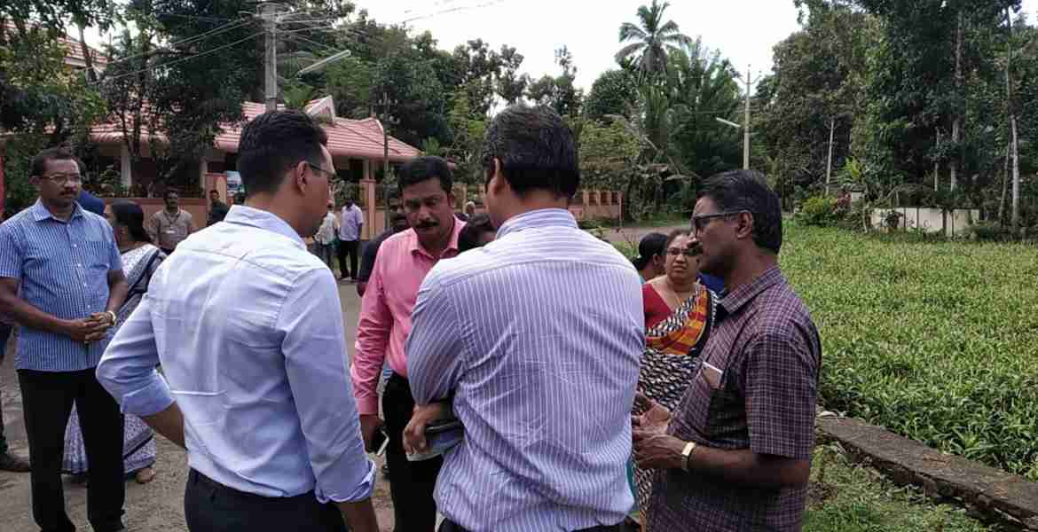  തിരുവല്ല നഗരസഭ പ്രദേശത്തെ വെള്ളക്കെട്ടിന് പരിഹാരം കാണുന്നതു സംബന്ധിച്ച് സ്ഥലം സന്ദര്‍ശിച്ച ശേഷം ഉദ്യോഗസ്ഥരുമായി ജില്ലാ കളക്ടര്‍ പി.ബി. നൂഹ് ചര്‍ച്ച നടത്തുന്നു
