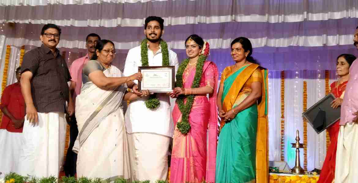 ഹരിതചട്ടം പാലിച്ച് വിവാഹിതരായ കാര്‍ത്തിക-ഹരികൃഷ്ണ ദമ്പതികള്‍ക്ക്  ജില്ലാ പഞ്ചായത്ത് പ്രസിഡന്റ് അന്നപൂര്‍ണാദേവി മംഗളപത്രം നല്‍കുന്നു.