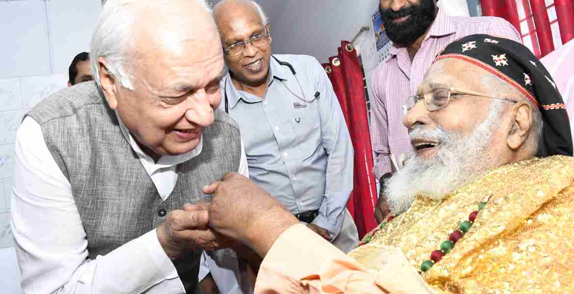 ഫിലിപ്പോസ് മാര്‍ ക്രിസോസ്റ്റം മര്‍ത്തോമ്മ വലിയ മെത്രാപ്പൊലീത്തയെ സന്ദര്‍ശിച്ച ഗവര്‍ണര്‍ ആരിഫ് മുഹമ്മദ് ഖാന്‍ കൈയില്‍ മുത്തം നല്‍കുന്നു. 