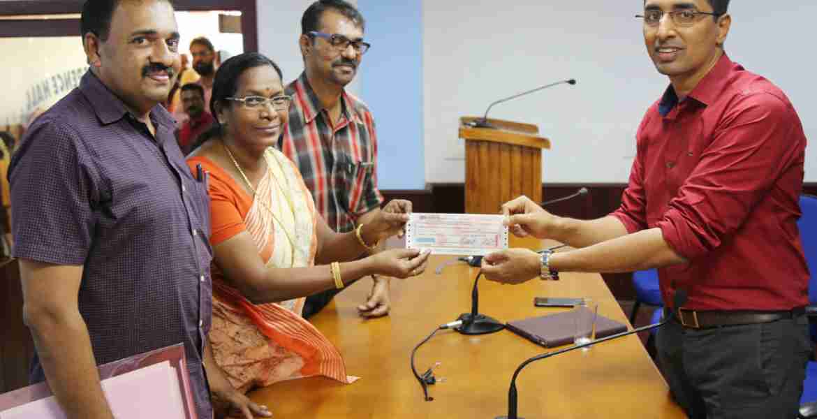 മുഖ്യമന്ത്രിയുടെ ദുരിതാശ്വാസ നിധിയിലേക്ക് ജൂനിയര്‍ റെഡ്ക്രോസ് വിദ്യാര്‍ഥികളുടെ ധനസഹായം പത്തനംതിട്ട വിദ്യാഭ്യാസ ഉപഡയറക്ടര്‍ പി.എ ശാന്തമ്മ ജില്ലാ കളക്ടര്‍ പി.ബി നുഹിന് കൈമാറുന്നു