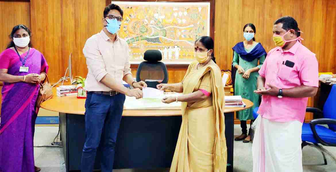 മുഖ്യമന്ത്രിയുടെ ദുരിതാശ്വാസനിധിയിലേക്ക് 10 ലക്ഷം രൂപയുടെ ചെക്ക് ആറന്മുള ഗ്രാമപഞ്ചായത്ത് പ്രസിഡന്റ് ഐഷാ പുരുഷോത്തമന്‍ ജില്ലാ കളക്ടര്‍ പി.ബി നൂഹിന് കൈമാറുന്നു. 