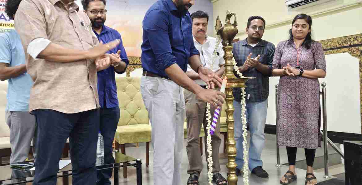 യുവ ആപ്ദ മിത്ര ദുരന്തനിവാരണ പരിശീലന പരിപാടിയുടെ ഉദ്ഘാടനം ജില്ല കലക്ടര്‍ എസ് പ്രേം കൃഷ്ണന്‍ നിര്‍വഹിക്കുന്നു