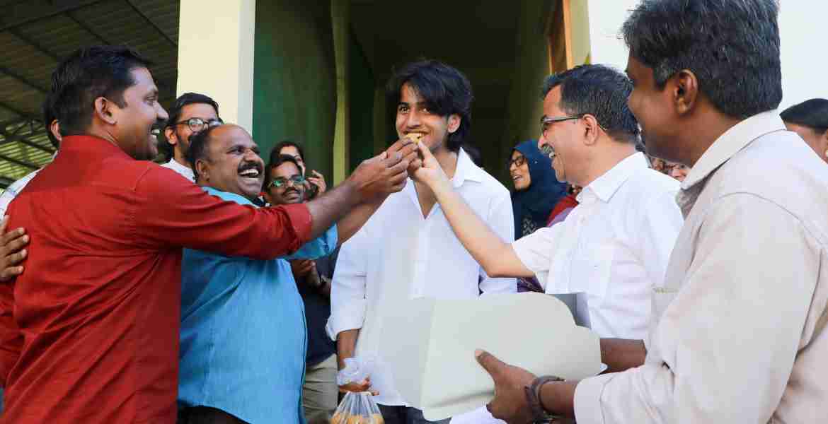 ചൂരല്‍മല ദുരന്തത്തിന് ശേഷം ആദ്യമായി നടന്ന എസ്.എസ.്എല്‍.സി. പരീക്ഷയില്‍ മുഴുവന്‍ വിഷയങ്ങളിലും എ പ്ലസ് നേടിയ വെള്ളാര്‍മല ജി.വി.എച്ച്.എസ്.എസിലെ വിദ്യാര്‍ഥി കെ എം ആദിലിന് അദ്ധ്യാപകര്‍ മധുരം നല്‍കുന്നു.