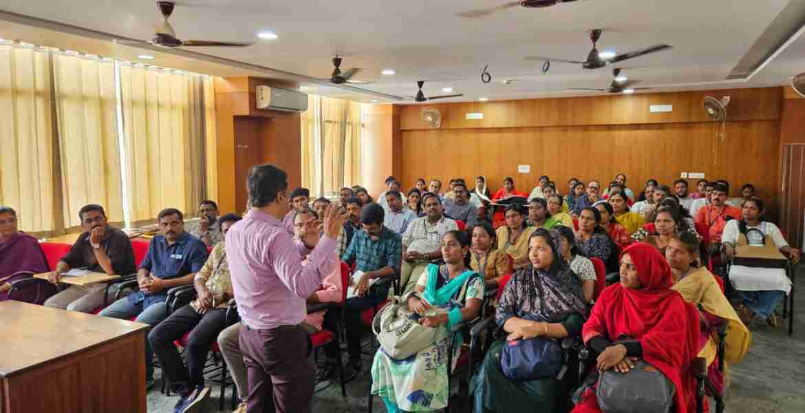കോര്‍പറേഷന്‍ പരിധിയിലെ പോളിങ് ബൂത്തുകള്‍ ഹരിത ബൂത്തുകളാക്കുന്നതിന്റെ ഭാഗമായി ചേര്‍ന്ന യോഗം സെക്രട്ടറി എന്‍ കെ ഹരീഷ് ഉദ്ഘാടനം ചെയ്യുന്നു