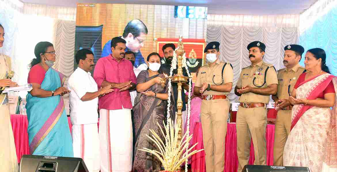 മലയാലപ്പുഴയിലെ പുതിയ പോലീസ് സ്റ്റേഷന്‍ കെട്ടിടത്തിന്റെ ഉദ്ഘാടന ചടങ്ങില്‍ ആരോഗ്യവകുപ്പ് മന്ത്രി വീണാജോര്‍ജ് വിളക്ക് തെളിക്കുന്നു