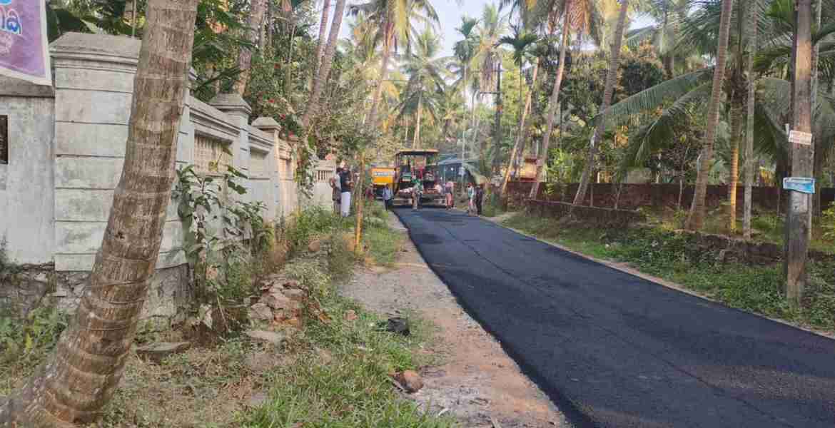 പ്രവൃത്തി പുരോഗമിക്കുന്ന എസ് മുക്ക് -വള്ളിയാട് -കോട്ടപ്പള്ളി -തിരുവള്ളൂർ റോഡ്
