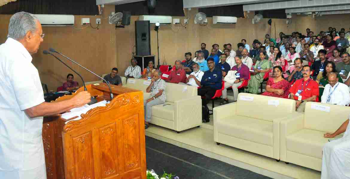 കേരള ശാസ്ത്ര സാങ്കേതിക പരിസ്ഥിതി കൗൺസിലിലേയും അനുബന്ധ ഗവേഷണ സ്ഥാപനങ്ങളിലെയും ശാസ്ത്രജ്ഞരുമായി മുഖ്യമന്ത്രി പിണറായി വിജയൻ സംവദിക്കുന്നു