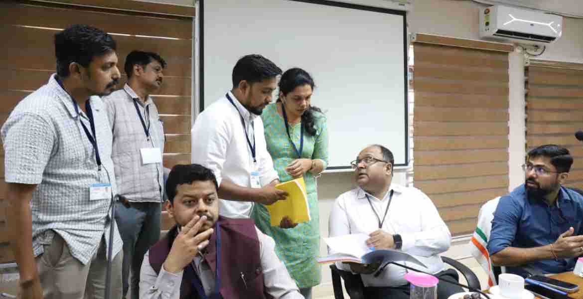 കലക്ടറേറ്റ് കോണ്‍ഫറന്‍സ് ഹാളില്‍ നടന്ന സ്ഥാനാര്‍ഥികളുടെ ആദ്യഘട്ട കണക്ക് പരിശോധന