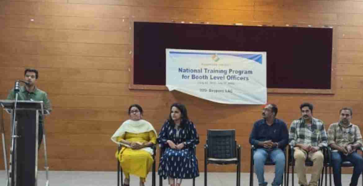 നിയമസഭ തെരഞ്ഞെടുപ്പിന് മുന്നോടിയായി ബൂത്ത് ലെവല്‍ ഓഫീസര്‍മാര്‍ക്ക് സംഘടിപ്പിച്ച പരിശീലനത്തില്‍ ജില്ലാ കലക്ടര്‍ സ്‌നേഹില്‍ കുമാര്‍ സിങ് സംസാരിക്കുന്നു