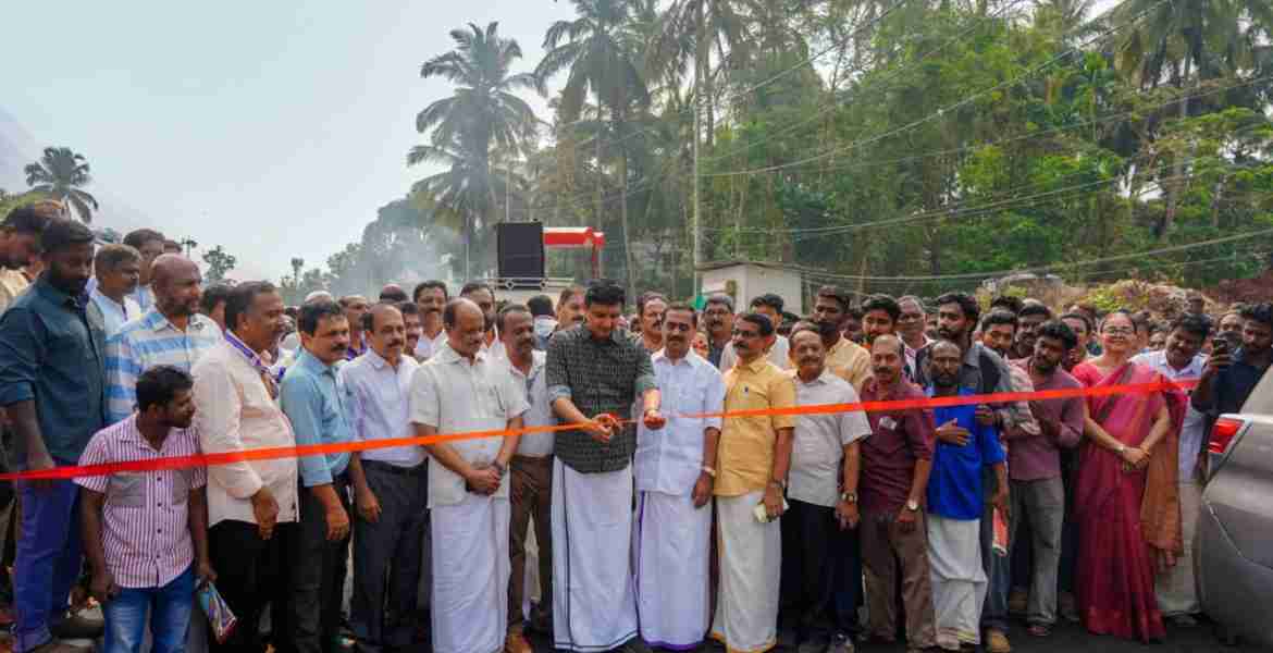 നാലുവരിയായി വികസിപ്പിക്കുന്ന മാനാഞ്ചിറ-വെള്ളിമാട്‌കുന്ന് റോഡിന്റെ മാനാഞ്ചിറ-മലാപ്പറമ്പ് റീച്ചിന്റെ ഉദ്ഘാടനവും രണ്ടാംഘട്ടമായ മലാപ്പറമ്പ്-വെള്ളിമാട്കുന്ന് റീച്ചിന്റെ പ്രവൃത്തി ഉദ്ഘാടനവും മന്ത്രി പി എ മുഹമ്മദ് റിയാസ് നിർവഹിക്കുന്നു