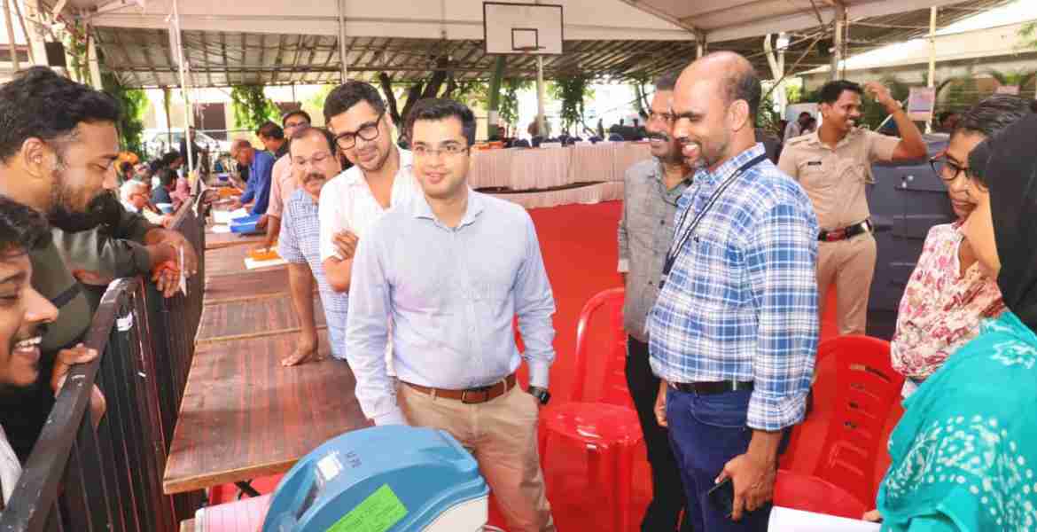 കോഴിക്കോട് മലബാർ ക്രിസ്റ്റ്യൻ കോളേജിൽ നടന്ന ഇ വി എം കമീഷനിങ് ജില്ലാ കലക്ടർ സ്നേഹിൽ കുമാർ സിങ് സന്ദർശിക്കുന്നു